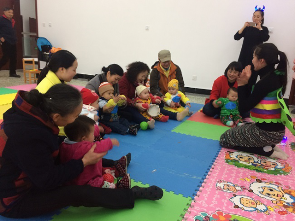 12月30日上午,由公司主办的“乐幼家园”系列活动之0-3岁亲子活动在教科院办公楼三楼亲子活动室顺利展开。本次活动由教科院刘涛老师带领学前教育专业员工针对2岁以上儿童及其家长设计,来自公司多个学院的6名儿童及其家长参加了彩虹伞音乐游戏、故事欣赏、动物皮肤对对碰、跳跃阳光隧道、彩虹搭搭搭等丰富的游戏活动。通过活动,小朋友在视觉感知、音乐欣赏、空间想象、双手精细动作和建构方面有了丰富的体验,也促进了孩子跳跃能力的发展和勇气的获得1.png